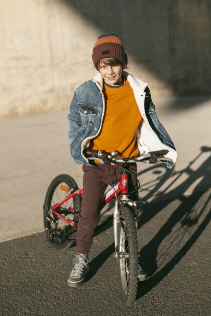 活跃城里骑自行车的男孩垂直放松自行车