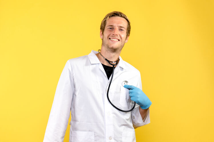 医生正面图黄色背景上的男医生笑脸健康病毒医情人实验室外套男医生