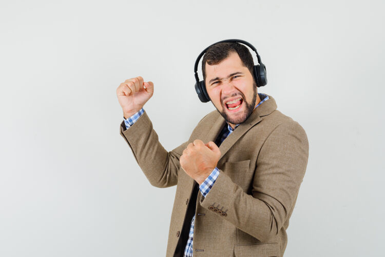 前面穿着衬衫 夹克的年轻人戴着耳机欣赏音乐休闲耳机帅气