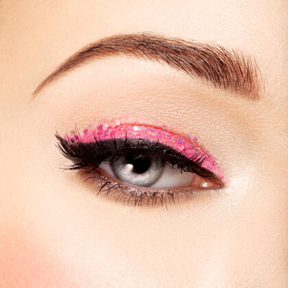 眼妆粉色眼妆的女人的眼睛宏观风格的形象模特睫毛闪耀