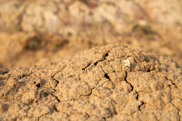 自然上图是沙漠中成堆的棕色碎沙碎块抽象沙子