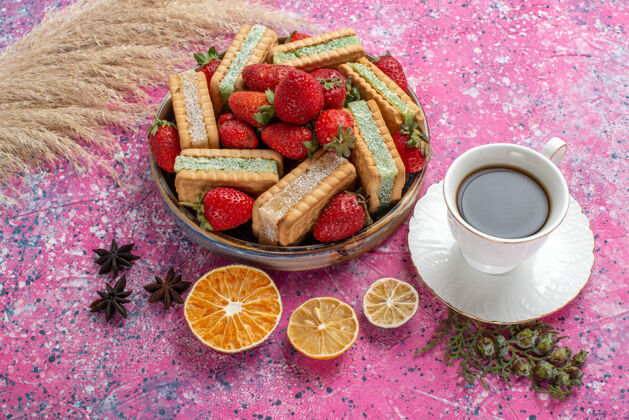 水果美味的华夫饼干 新鲜的红色草莓和一杯茶的正面视图生的糖新鲜