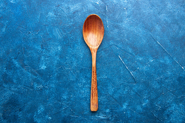 金属顶视图蓝色桌子上的木勺复制的地方厨房餐厅食物