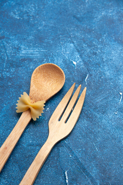 叉子底视图木制叉子勺子在蓝色表面上的勺子farfalle餐具勺子和叉子晚餐