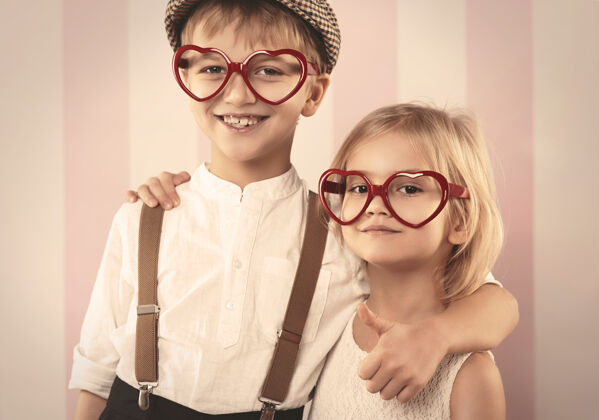 童年两个戴着滑稽眼镜的小孩学龄前儿童牙齿微笑戴眼睛