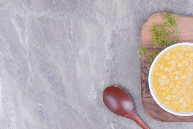 餐具一杯白豌豆汤放在木盘上餐厅菜大理石