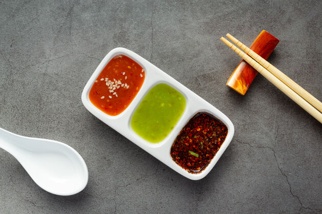豆腐一碗涮火锅蘸酱放在黑暗的地板上切片食谱吃