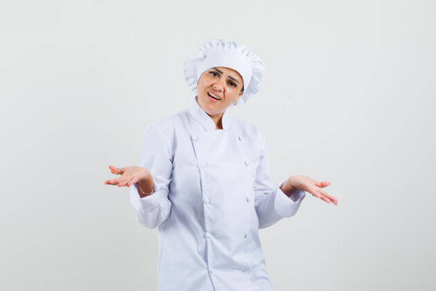 烹饪身着白色制服的女厨师手牵手质问工人餐厅专业