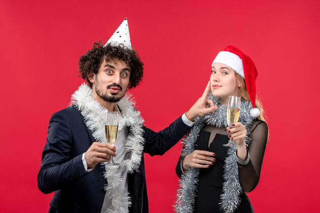 服装前视图年轻夫妇庆祝新年在红墙党节日圣诞爱情黑发风景庆祝
