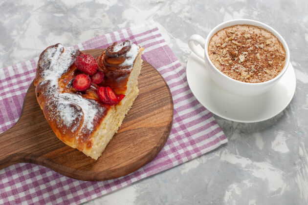 蛋糕正面图美味的草莓派烤和美味的甜点片与一杯咖啡放在白色的桌子上早餐杯子饼干