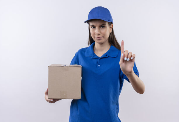 索引身穿蓝色制服 戴着帽子的邮递员用食指警告 眉头紧锁帽子手指包裹