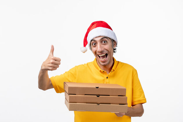建设者正面图男快递员拿着披萨盒在白墙上统一送货工作剪贴板送货披萨