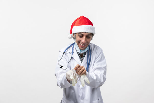 冠状病毒正面图戴手套的男医生对白墙病毒假日的情绪外套圣诞节医生