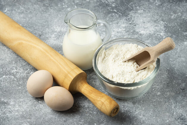 鸡蛋面粉 鸡蛋 牛奶和擀面杖放在大理石表面奶制品面粉厨房