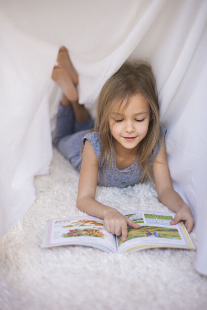 女孩读书时没人打扰她想象深情孩子
