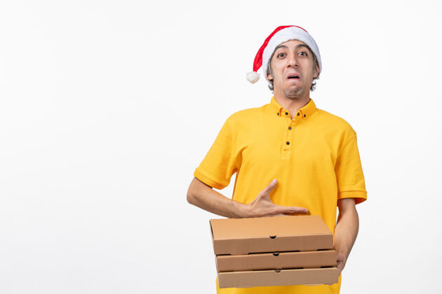 披萨正面图白色墙上有披萨盒的男快递员工作服务递送制服圣诞节肖像男信使