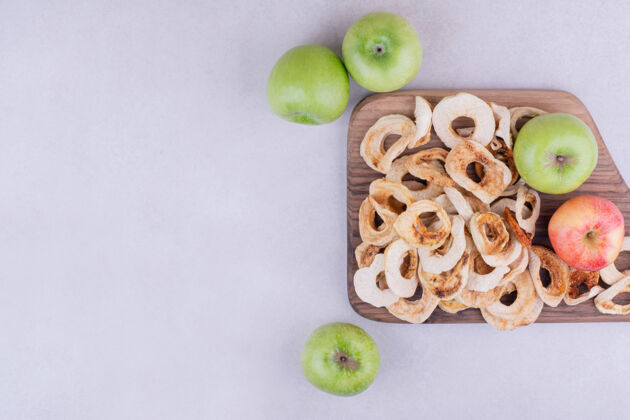 美味把干苹果片和整个苹果放在木盘里蔬菜新鲜生物