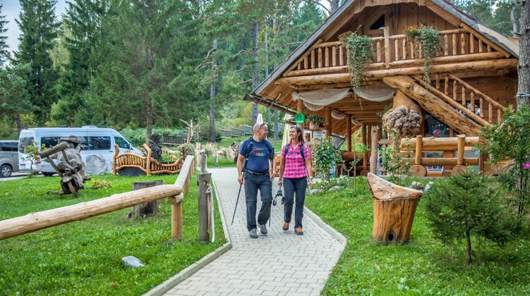小路游客在新瓦斯 斯洛文尼亚的hijaglamping湖漫步安静新星景点