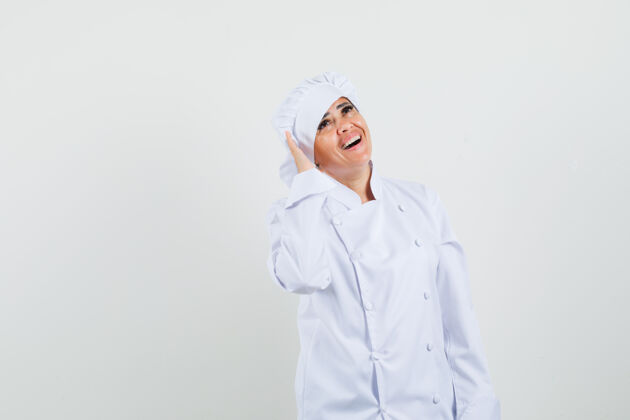 举行穿着白色制服的女厨师手拉手靠近耳朵 看上去很快乐美食帽子餐厅