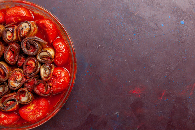生的顶部近距离观看煮熟的蔬菜餐番茄和茄子在黑暗的表面新鲜番茄饮食