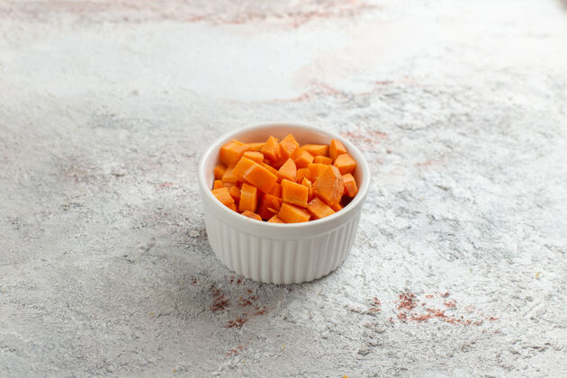 内前视图切碎的橘子蔬菜在白色表面的小锅里柑橘前锅