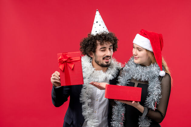 快乐一对年轻的情侣开新年礼物圣诞爱情派对肖像帽子微笑