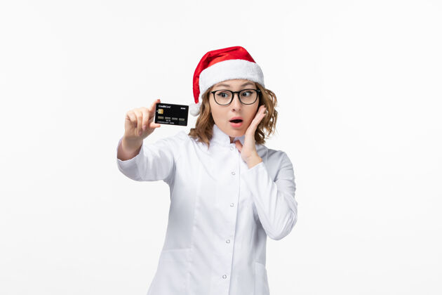 护士白墙假日护士除夕夜手持银行卡的年轻女医生正面图成人圣诞肖像