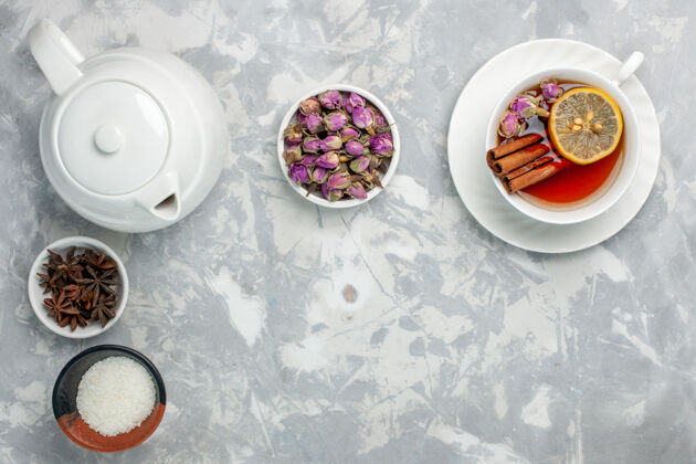 晚餐俯瞰一杯茶 茶壶和白色表面上的花朵瓷器饮料瓷器