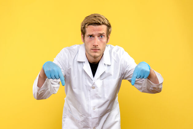 专业正面图黄色背景上的男医生人类医学大流行病毒肖像微笑冠状病毒