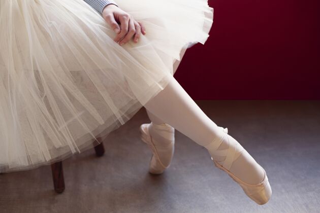 舞者芭蕾舞演员穿着短裙和尖头鞋的侧视图表演专业尖头鞋