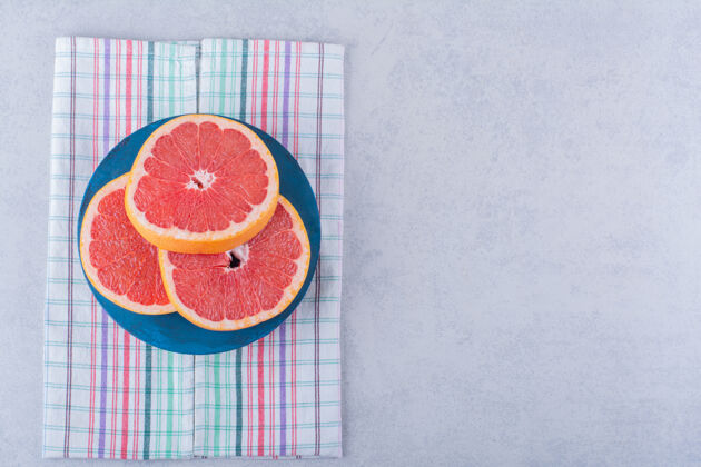 新鲜蓝板的新鲜柚子片放在石桌上切块生的水果
