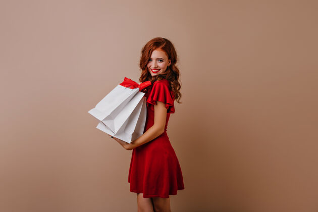 折扣可爱的红发女孩购物后摆姿势迷人的女性购物狂休闲购物狂优雅