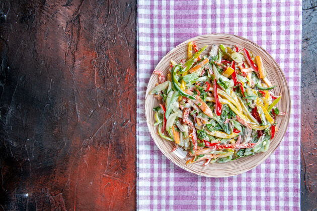 蔬菜顶视图蔬菜沙拉放在盘子上 桌布放在暗红色的桌子上 复制位置午餐料理辣