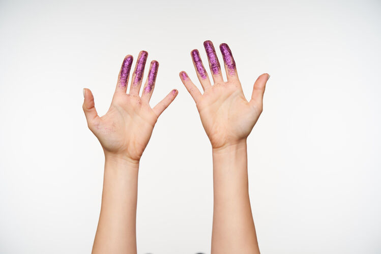 指甲举起的女人的手被举起的肖像 同时显示手掌和保持所有的手指分别闪烁 摆在白色的姿势身体室内摆姿势