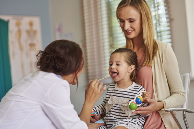 信任小女孩喉咙的常规检查病人知识医学