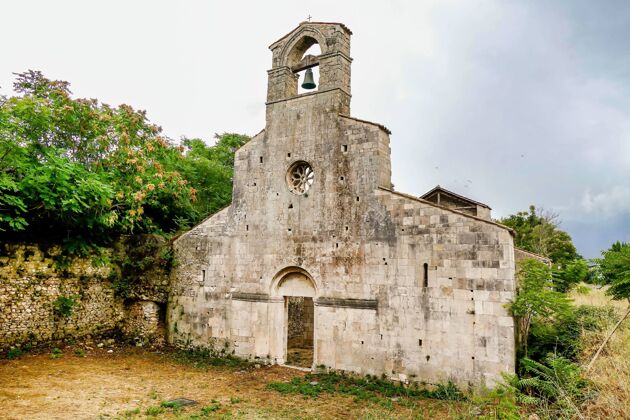 建筑意大利布西一座被树木环绕的教教堂中世纪地标意大利