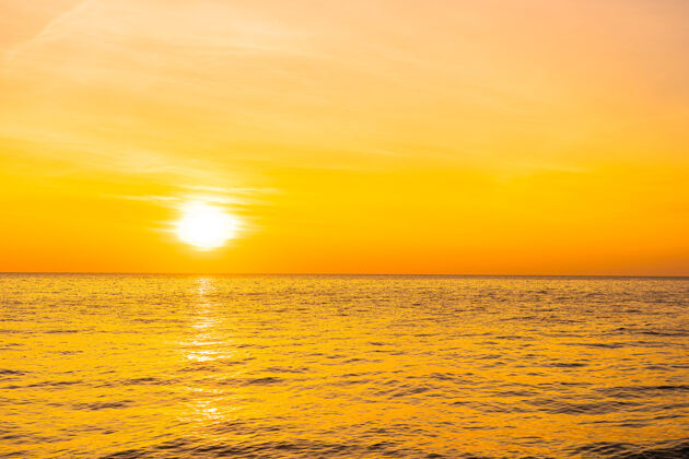 自然日落或日出时的美丽海景黄色云金色