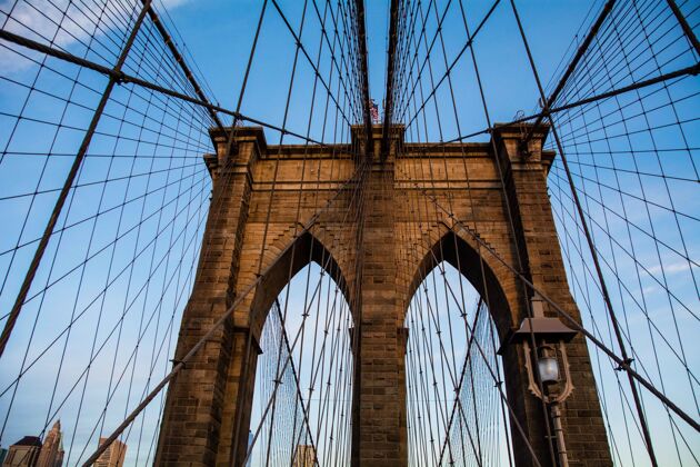 建筑布鲁克林大桥在纽约市与蓝天河流美国美国
