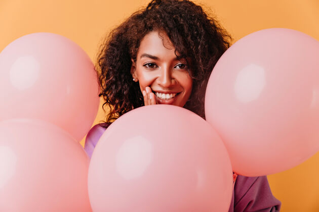 生日带着气球微笑的黑色可爱女人橙色的生日女孩欢快笑节日