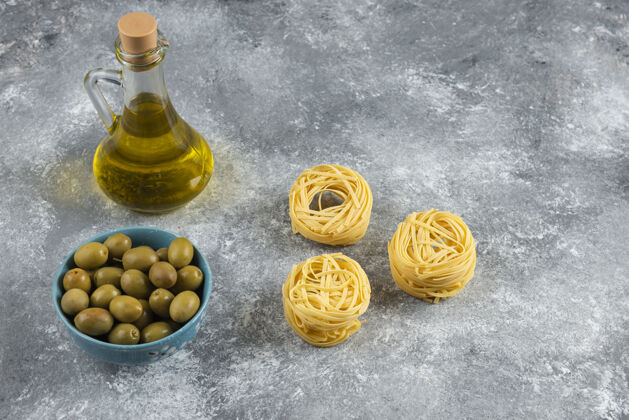 意大利面面条 油和青橄榄放在石头上食品干的通心粉