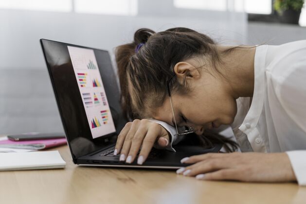 安全女人把头靠在笔记本电脑上检疫在家工作单独