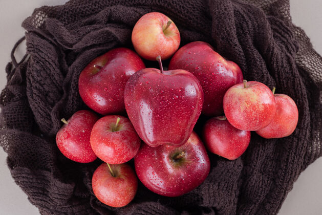 好吃棕色布料上有四个红苹果食物苹果水果