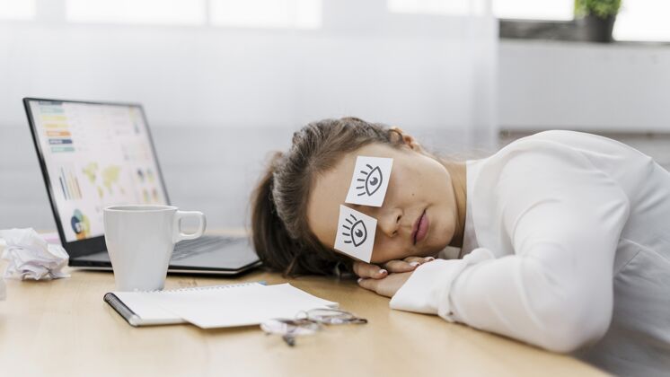 在家工作疲惫的女商人在纸上画着眼睛遮住眼睛安全室内病毒