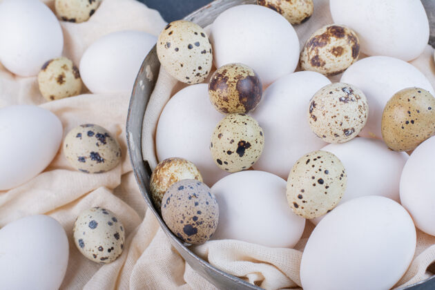 美味有机鸡蛋放在厨房毛巾上传统质量生物
