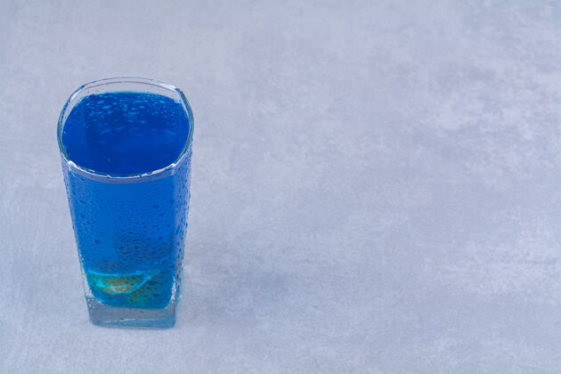 饮料蓝色的冰沙放在玻璃里 放在大理石桌上有机美味风味