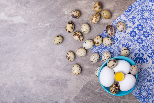 顶部视图各种各样的鸡蛋放在蓝色的杯子里和地上午餐厨房食物