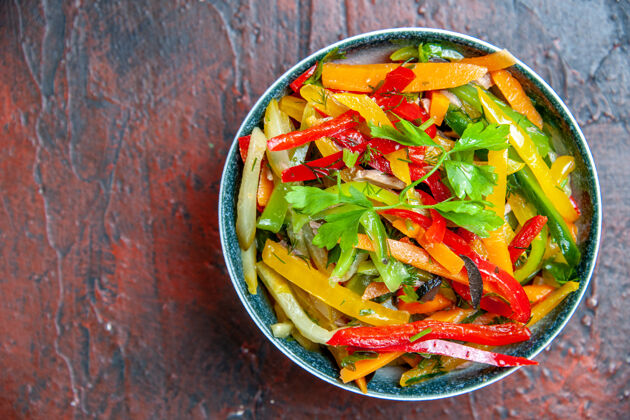 午餐顶视图蔬菜沙拉在深红色的桌子碗菜肴蔬菜胡椒