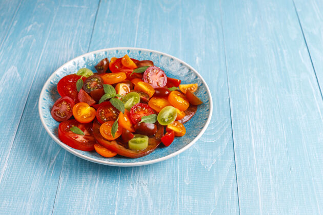 番茄新鲜西红柿色拉配罗勒切片沙拉健康
