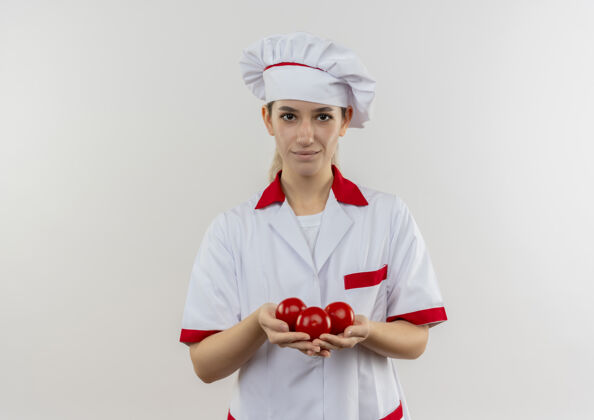 好看年轻漂亮的厨师穿着厨师制服 手里拿着西红柿 看上去像是被隔离在空白处漂亮西红柿拿着