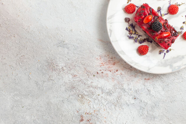 奶油顶视图浆果蛋糕片与红色奶油糖衣和新鲜浆果的白色表面蛋糕浆果浆果